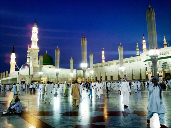Filme de sexo com essa bela gatinha fodendo gostoso no meio da sala com seu macho - Medina, Saudi Arabia: Prophet's Mosque